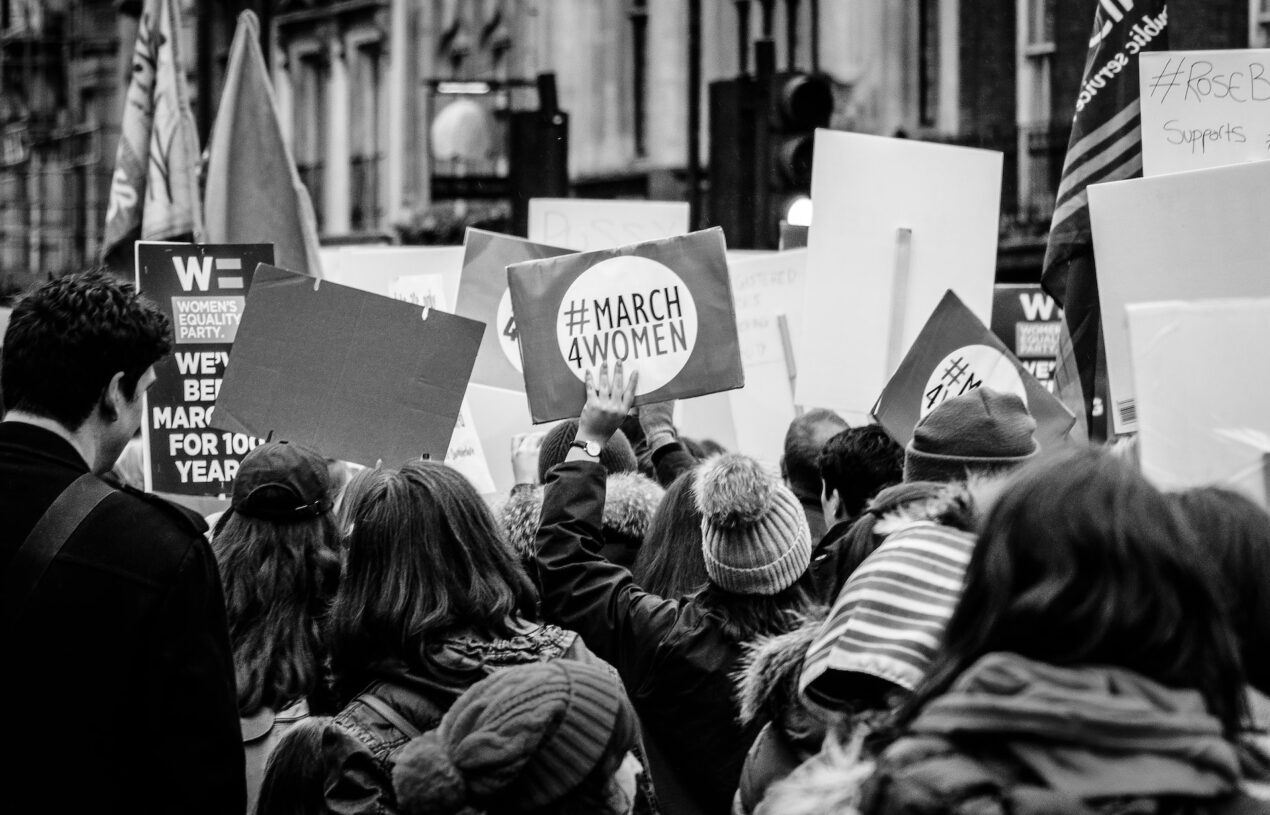 Ce sarbatorim de 8 martie: feminitatea sau drepturile femeii?