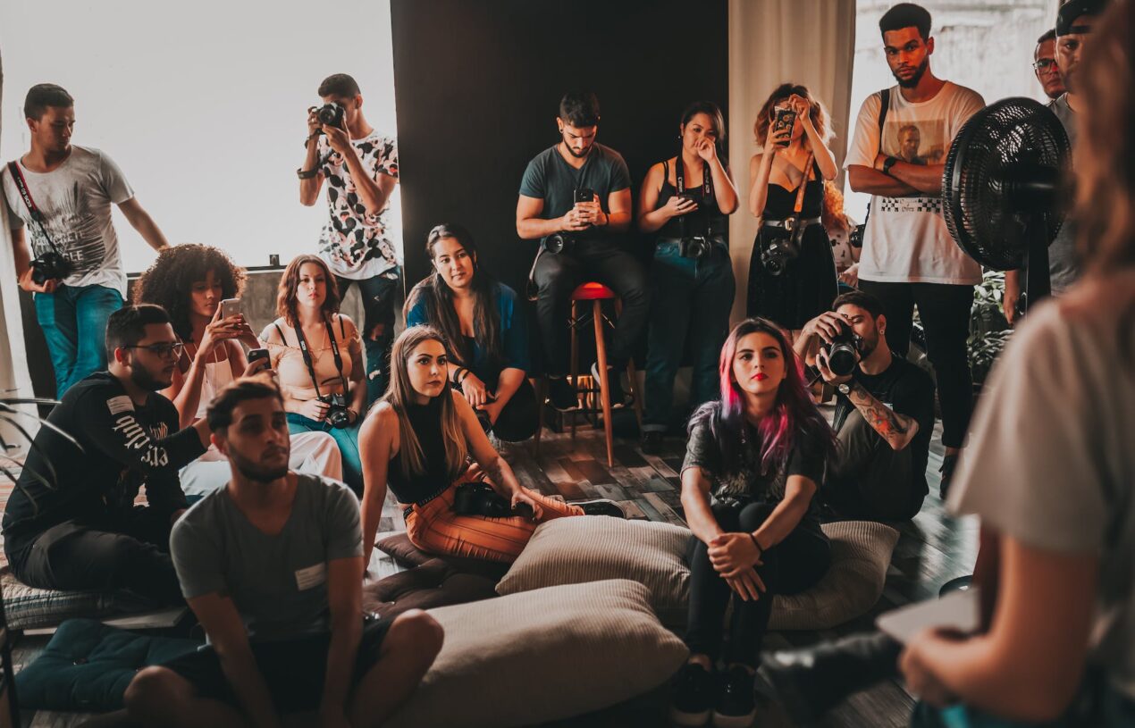 De ce este mai sanatos sa facem parte dintr-un grup de oameni decat sa fim singuri?